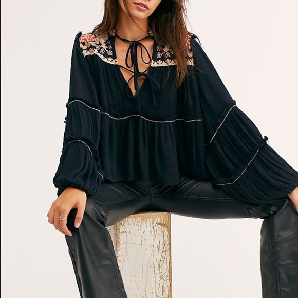 Free People Tops - 🆕HP🖤🆕Free Blouse w Floral Embroidery